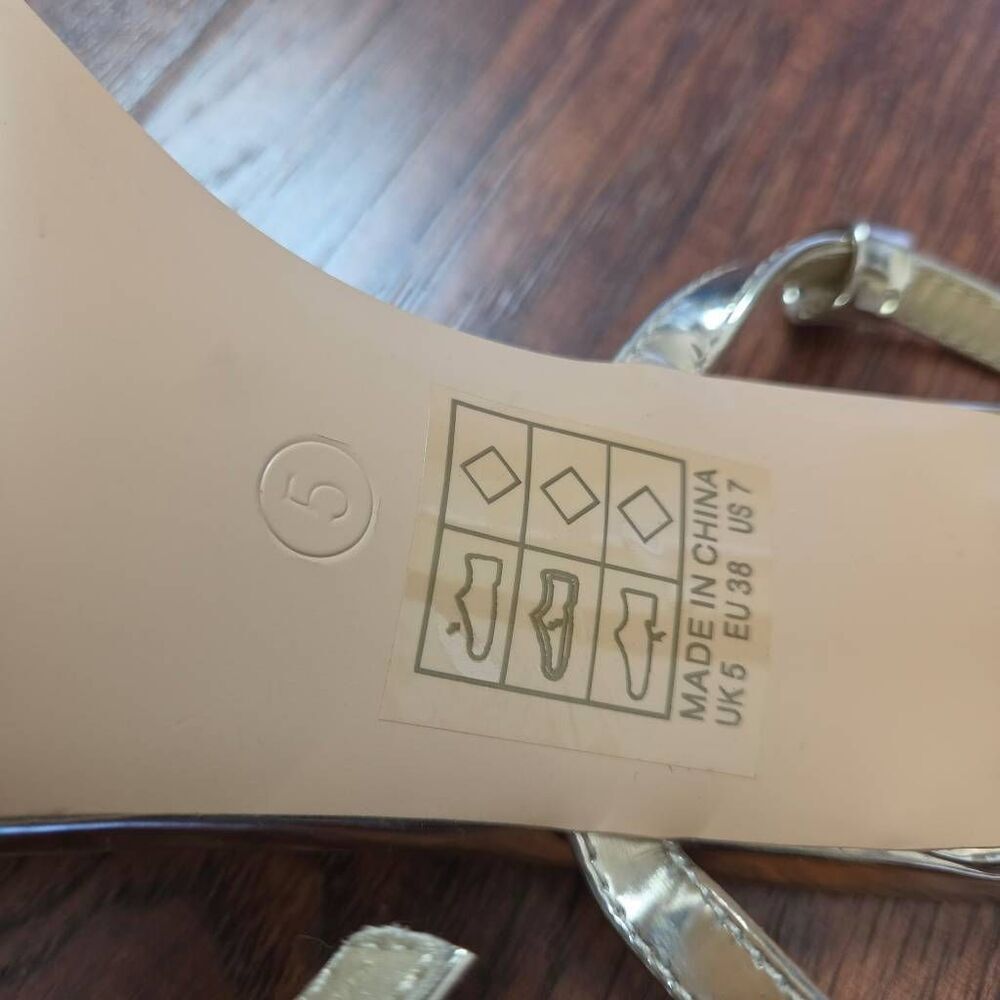 NWOT Glamorous Gold Strappy Barely There Bow Heels - Picture 6 of 9